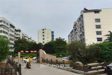 城西鲁东小区3室简单装修出售，总价低，首付低，速速出手！